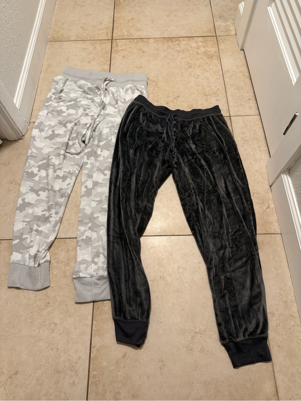 No Boundaries Women's Gray Camo and Charcoal Velour Jogger Set BOTH